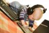Современные электронные устройства - вовсе не безобидные игрушки для малышей. Фото: PhotoXpress