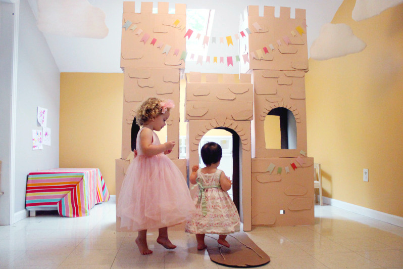 Коробки для фотозоны. Картонный замок для детей. Замок из картона для детей. Замок из картонной коробки. Замок из картонных коробок.