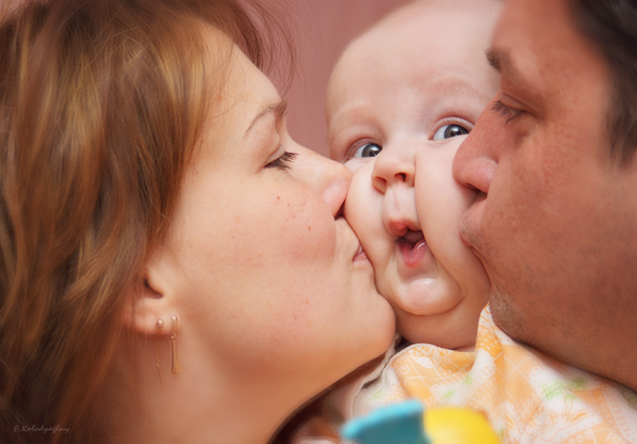 Мама папа целует. Поцелуй родителей и детей. Мама и папа целуют малыша. Ребенок целует. Родители целуют ребенка.
